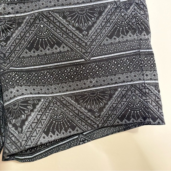 3/$10⚡️American Eagle Black & White Patterned Midi Length Shorts 5” Inseam - Picture 8 of 14